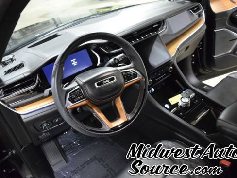 Used 2024 Jeep Grand Cherokee Summit image 12