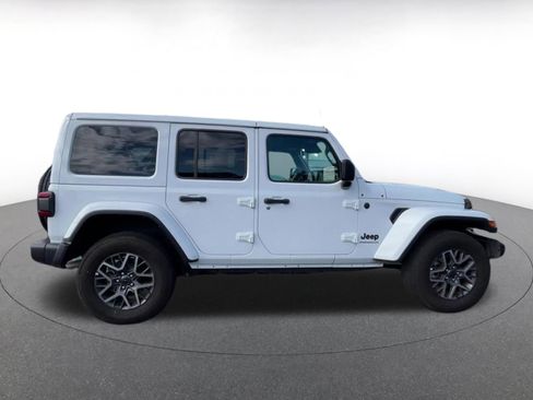 Used 2025 Jeep Wrangler Unlimited Sahara AWD/4WD image 16