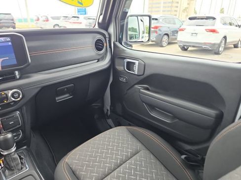 Used 2024 Jeep Gladiator Mojave w/ Technology Group AWD/4WD image 9