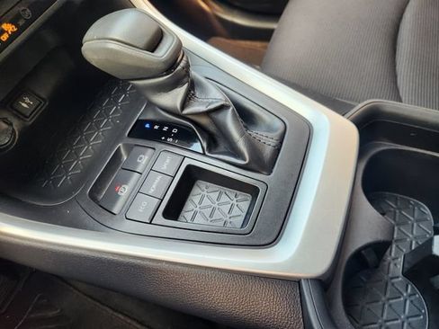 Used 2019 Toyota RAV4 LE FWD image 19