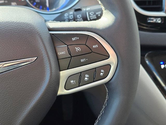 Used 2024 Chrysler Pacifica Touring-L FWD image 30