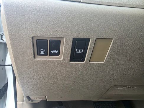 Used 2011 Toyota Avalon Limited image 38