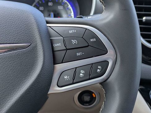 Used 2023 Chrysler Pacifica Touring-L FWD image 28