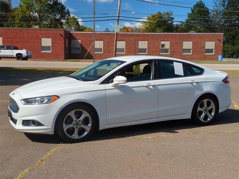 Used 2016 Ford Fusion SE w/ Equipment Group 201A image 2