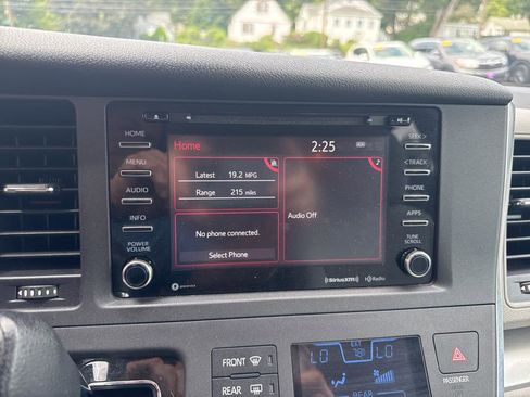 Used 2018 Toyota Sienna LE image 27