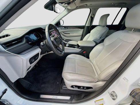 Used 2022 Jeep Grand Cherokee Overland w/ Luxury Tech Group IV AWD/4WD image 25