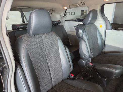 Used 2011 Toyota Sienna SE w/ Preferred Pkg image 20
