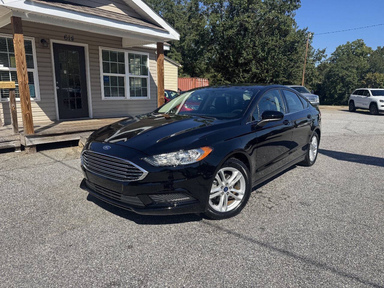 Used 2018 Ford Fusion SE w/ Fusion SE Technology Package FWD image 2