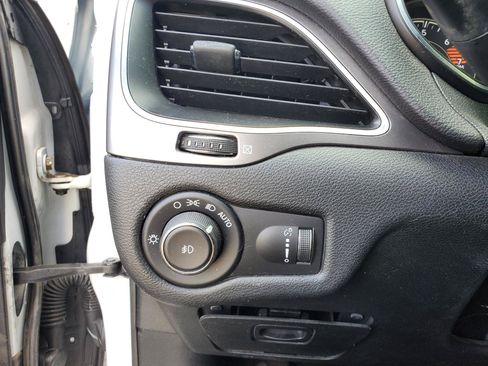 Used 2019 Jeep Cherokee Latitude w/ Popular Appearance Group FWD image 18