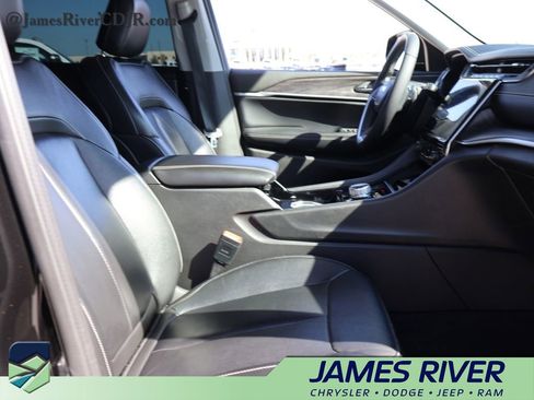 Used 2023 Jeep Grand Cherokee L Limited w/ Black Appearance Package image 9