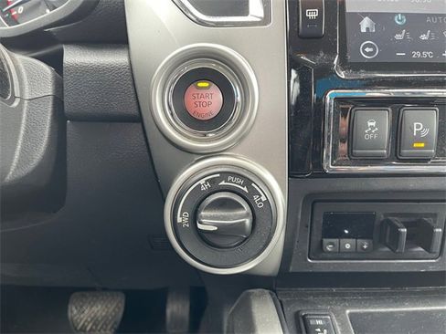 Used 2020 Nissan Titan SL image 24