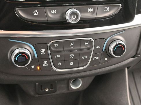 Used 2022 Chevrolet Traverse LT image 23