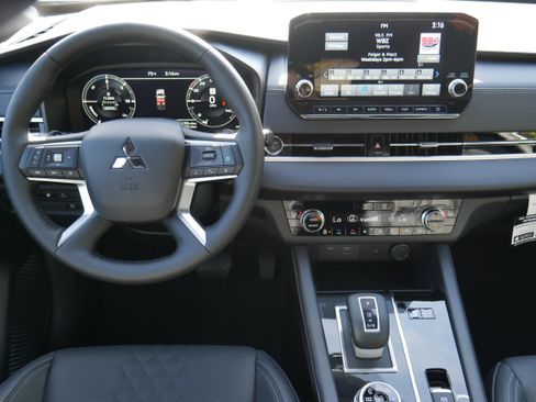 New 2025 Mitsubishi Outlander image 16