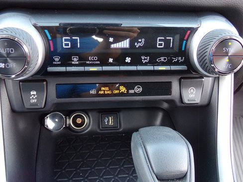 Used 2025 Toyota RAV4 XLE w/ Convenience Package FWD image 33