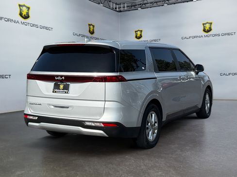Used 2022 Kia Carnival LX image 5
