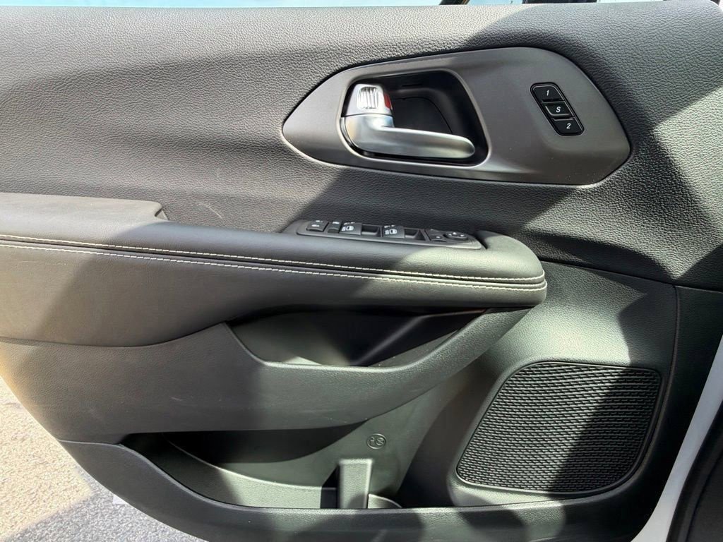 New 2026 Chrysler Pacifica Select FWD image 26