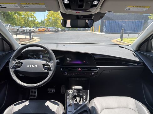 Used 2023 Kia Niro SX Touring FWD image 42