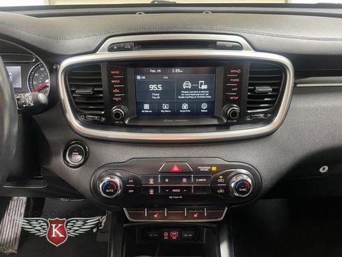 Used 2017 Kia Sorento LX w/ LX Convenience Package image 17