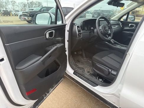 Used 2022 Kia Sorento LX image 8