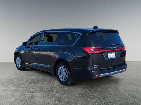 Used 2024 Chrysler Pacifica Touring image 3