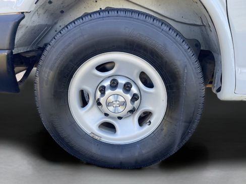 Used 2017 Chevrolet Express 2500 image 22