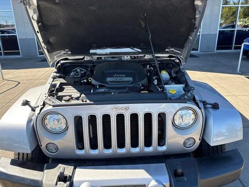 Used 2018 Jeep Wrangler Unlimited Sahara AWD/4WD image 3