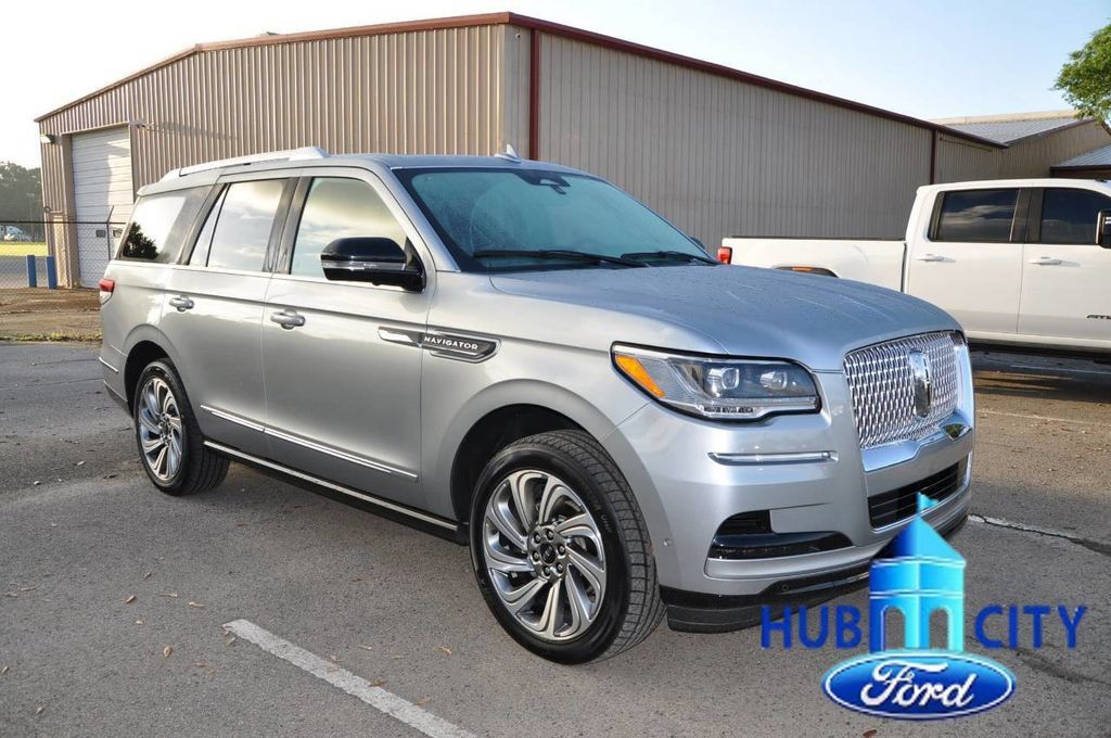 Used 2023 Lincoln Navigator Reserve RWD image 7