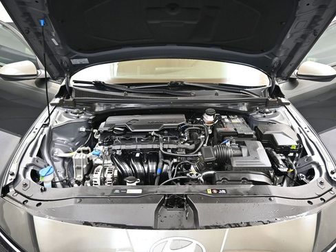 Certified 2025 Hyundai Elantra SE image 9