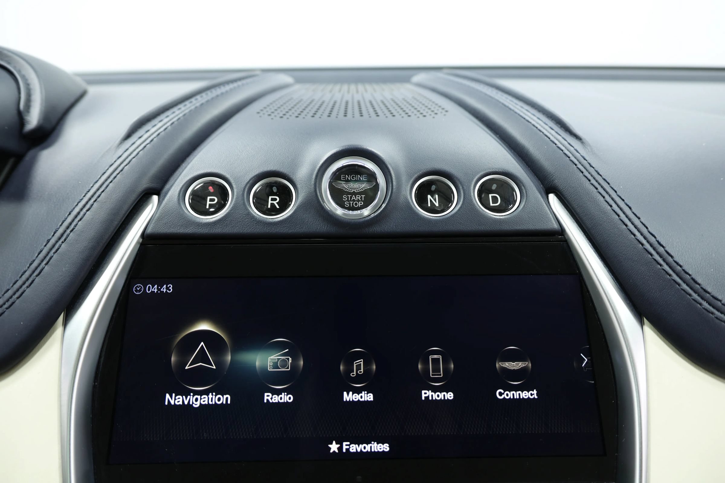 Used 2021 Aston Martin DBX AWD/4WD image 34