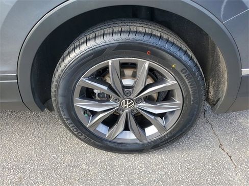 Certified 2023 Volkswagen Tiguan SE image 10