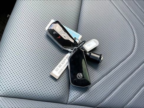 New 2025 Volkswagen Tiguan SE image 28