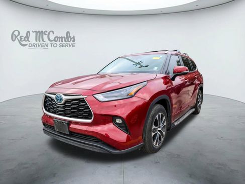Used 2024 Toyota Highlander XLE FWD image 1