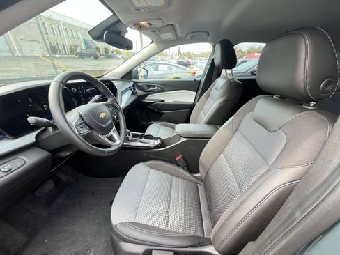 Used 2025 Chevrolet Trax LT w/ LT Convenience Package image 25