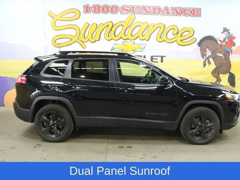 Used 2021 Jeep Cherokee Latitude Lux w/ Sun & Sound Group AWD/4WD image 1