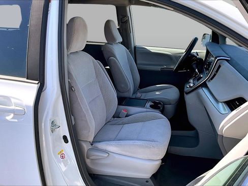 Used 2019 Toyota Sienna LE FWD image 7