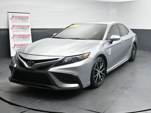 Used 2023 Toyota Camry SE image 4