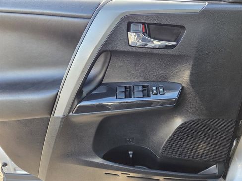 Used 2016 Toyota RAV4 SE w/ Advanced Technology Package image 9