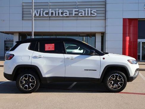 Used 2025 Jeep Compass Trailhawk w/ Trailer Tow Group AWD/4WD image 6