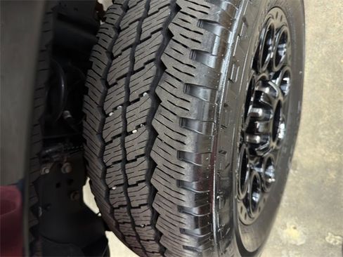 Used 2024 Ford F250 Lariat w/ Black Appearance Package image 28