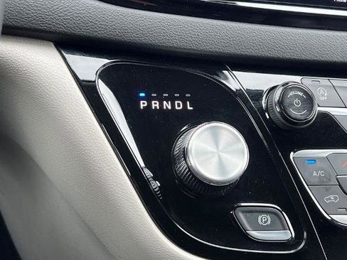 Used 2024 Chrysler Pacifica Touring-L FWD image 30