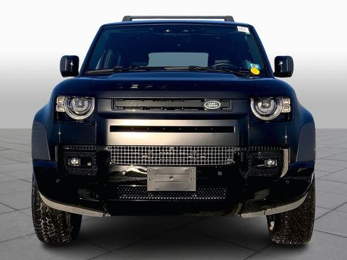 Used 2024 Land Rover Defender 90 X-Dynamic SE image 3