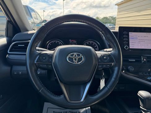 Used 2022 Toyota Camry SE w/ Cold Weather Package FWD image 15