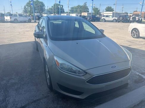 Used 2016 Ford Focus SE w/ SE Winter Package FWD image 3