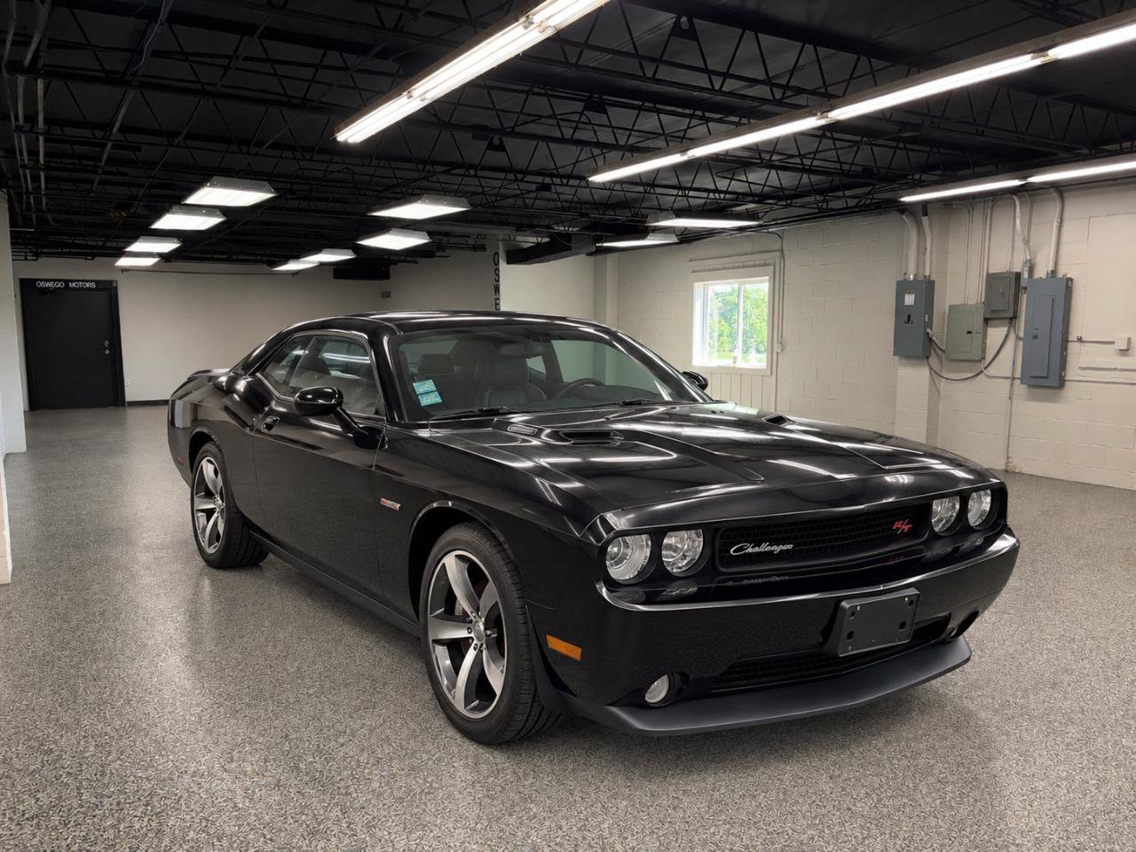 Used 2014 Dodge Challenger R/T RWD image 1
