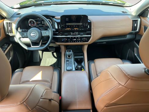 Used 2025 Nissan Pathfinder Platinum w/ Black Appearance Package AWD/4WD image 12