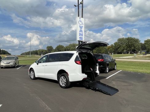 Used 2025 Chrysler Pacifica Select image 2