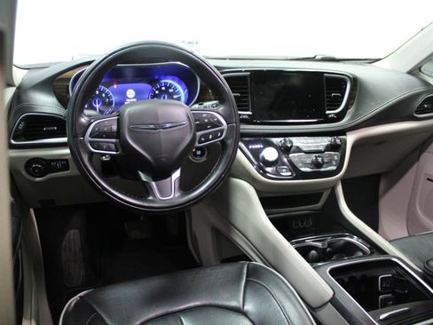 Used 2022 Chrysler Pacifica Limited image 8