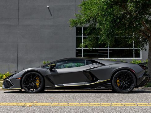 Used 2025 Lamborghini Revuelto AWD/4WD image 38