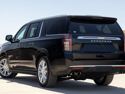 Used 2024 Chevrolet Suburban High Country AWD/4WD image 4