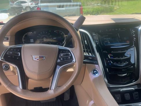 Used 2019 Cadillac Escalade ESV Platinum AWD/4WD image 4